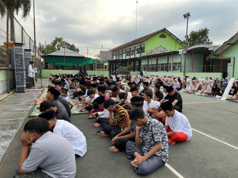 Kebersamaan dan Kekhusyukan Sholat Ied Idul Adha di SMPN 1 Boyolangu